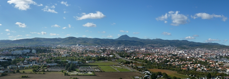 Clermont-Ferrand, au pied de la chaîne des puys